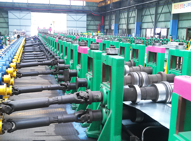 Deck plate roll forming machine